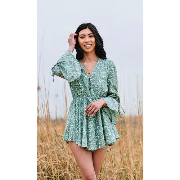 Princess Polly Cierra Romper Mint Green Leopard Print V Buuton Neck Short Size 4 - Picture 1 of 8